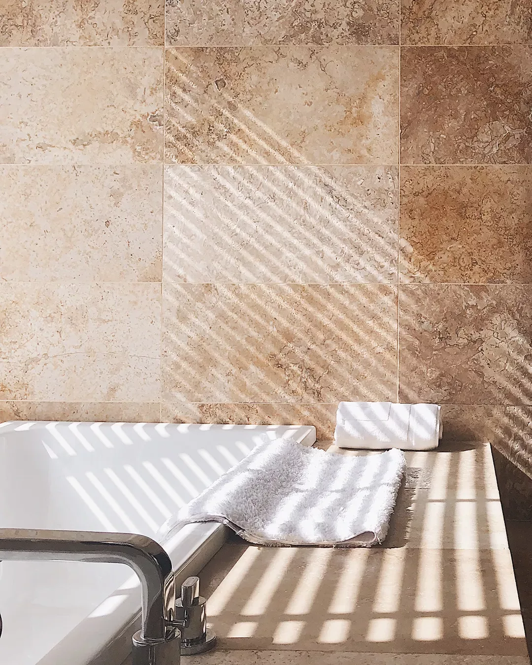 Travertin-Innenbereich-Badezimmer Travertin im Innenbereich - Badezimmer Wand