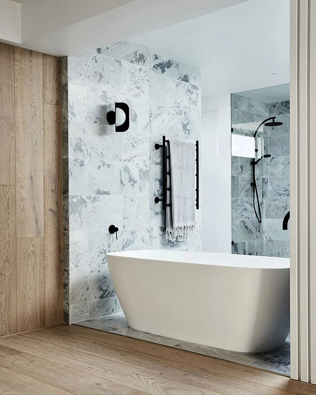 modernes-bad-holzoptik-fliesen-am-boden-fliesenmuster-wand